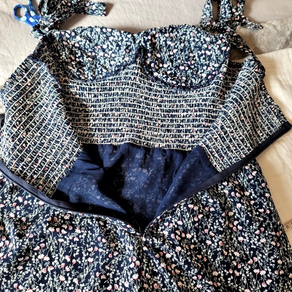 MISS LOLA Tie Shoulder Floral Smocked Dress size Large - Picture 13 of 16